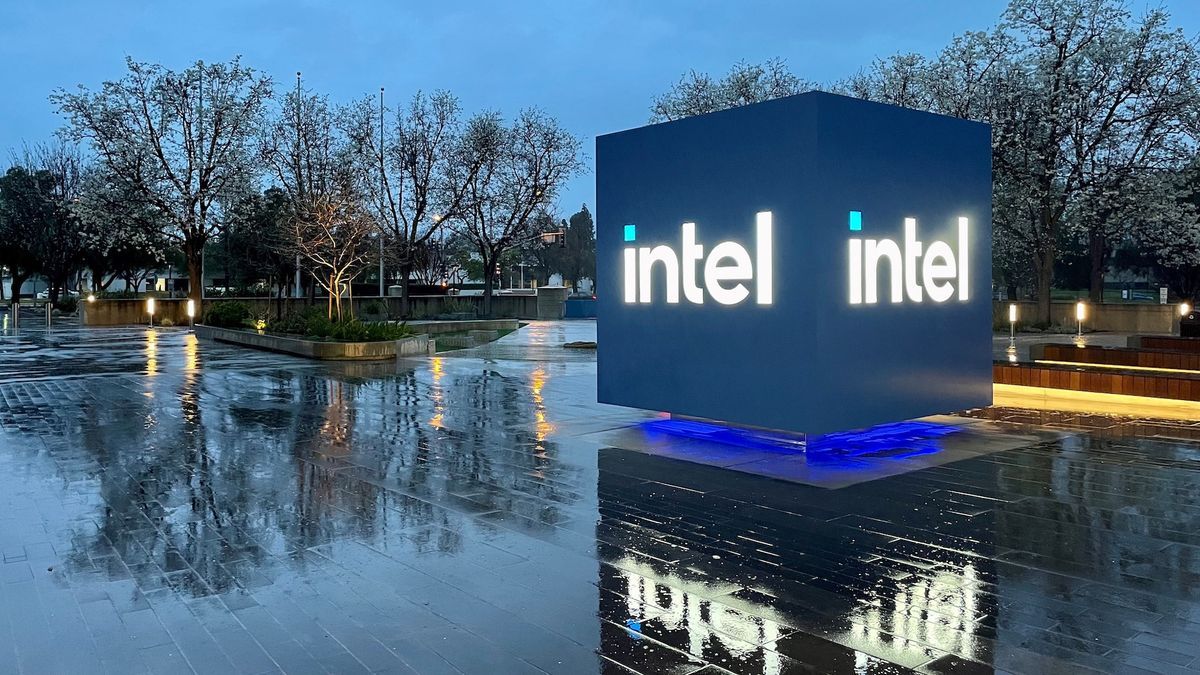 Intel терпит крах: падение акций, массовые увольнения и крупные убытки